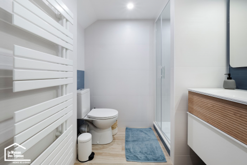 Espace optimisé dans cette salle de bain