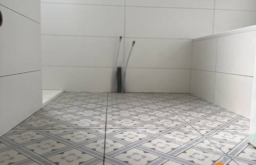 Pose de carrelage neuf et finitions dans une salle de bains rénovée à Saint-Brieuc