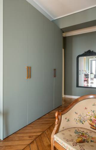 Transformation remarquable d'un couloir à Saint-Cloud : Détail du parquet à chevrons.