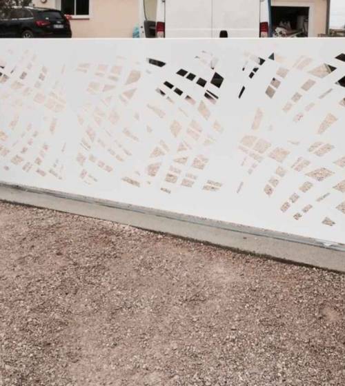 Pose d'un portail électrique coulissant