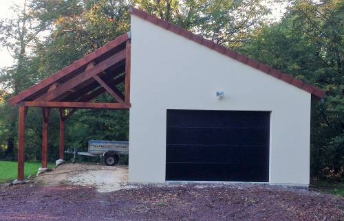 Le garage avec sa partie fermé et son auvent
