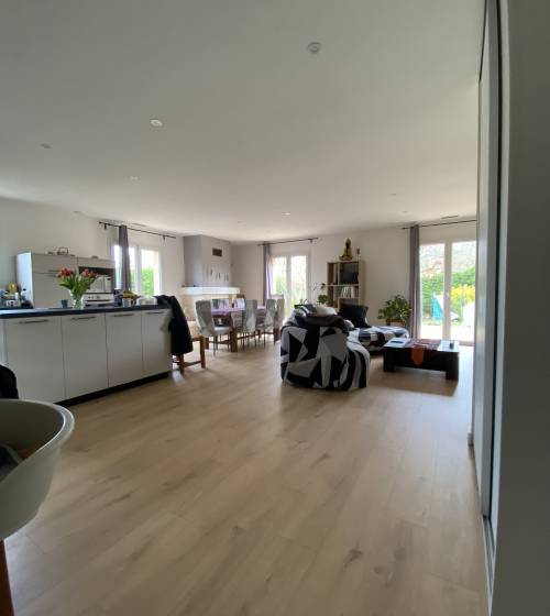 Installation d'un revêtement de sol stratifié imitation bois dans une maison rénovée - Montauban 82000