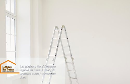 Une pièce en préparation, avec des murs soigneusement poncés et prêts à être peints.  