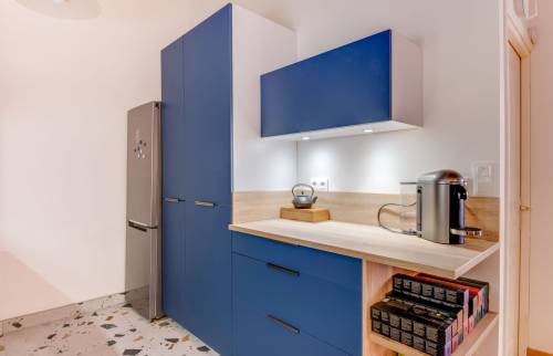 RRéalisation d'une cuisine dans les tons bleus avec carrelage terrazzo assorti, appartement type Canut situé à Lyon