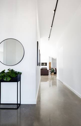 Couloir avec béton ciré