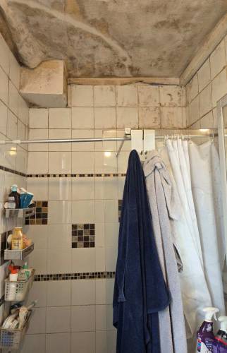 Salle de bains avant rénovation avec meuble vasque et carrelage ancien