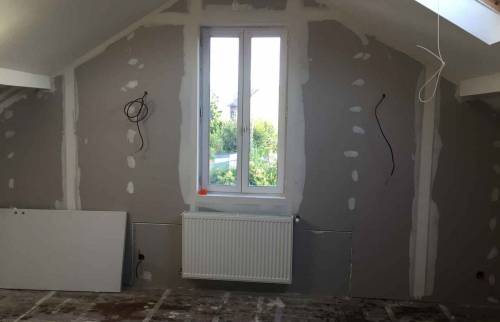 Doublage pour la future chambre d'enfant sous les combles