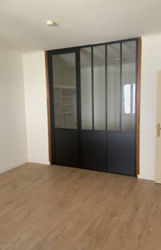 Salon d'un appartement avec verrière (porte fermée) à ALÉS 30100