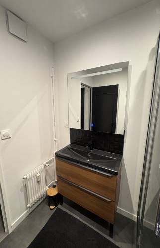 Salle de bain rénovée avec nouveau meuble vasque installée par La Maison Des Travaux Bruz