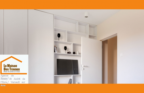 Vue sur les rangements intégrés et une finition parfaite, illustrant le soin apporté aux détails par l’artisan.