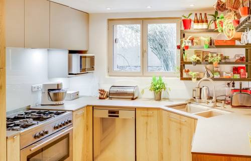 Chazay d'Azergues (69380) : Cuisine rénovée dans un esprit maison de famille dans une maison de village de l'Azergues