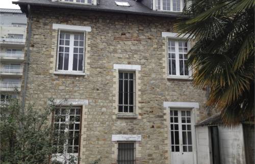 Ancien façade maison avant ravalement et rénovation de fenêtres et chiens-assis en toiture à La Ciotat (13600)