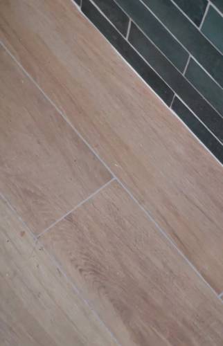 carrelage motif parquet idéal en salle de bain 