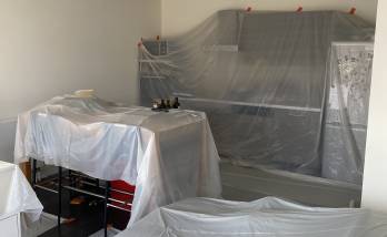 Mise en place des protections de meubles pendant les mises en peintures 