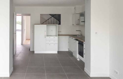 Vue de la cuisine ouverte sur extension - architecte 44, bureau d'étude 44, maçon 44, plaquiste 44, peintre 44, carreleur 44, plombier 44, électricien 44, cuisiniste 44, charpentier 44, couvreur 44