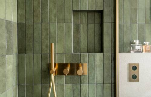 création niche dans douche salle de bain parentale Paris