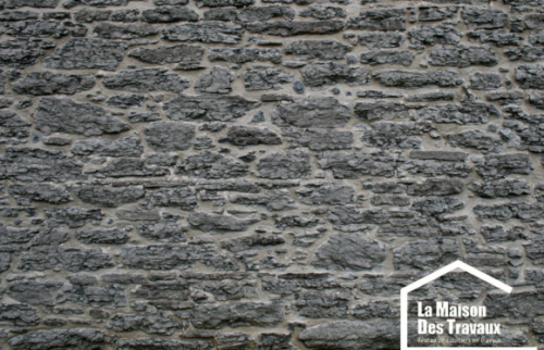 Façade en pierre dégradée et sale AVANT