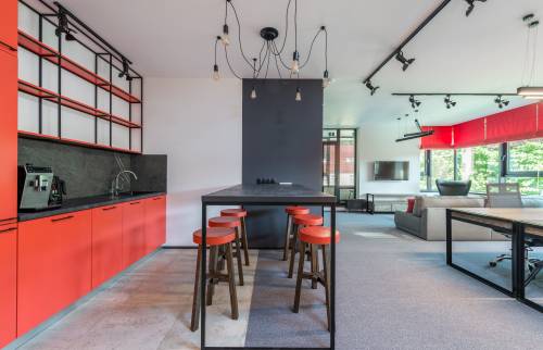 Une table bar centrale pour les salariés d'une société - Paris