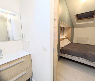 chambre parentale avec salle d'eau attenante à la chambre