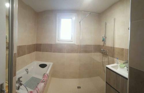 Salle de bains entièrement rénovéee à Saintes