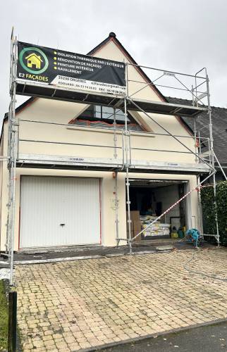 Travaux d’isolation extérieure échafaudage et peinture en cours