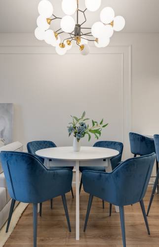Du mobilier bleu par touches minimalistes