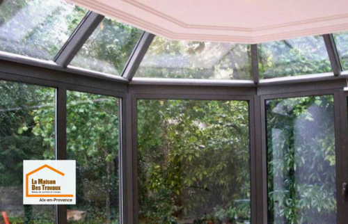 Détail des finitions d’une véranda en aluminium avec toiture vitrée performante. Un projet conçu pour offrir confort, luminosité et isolation en toute saison près d’Aix-en-Provence.