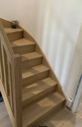 Escalier en bois sur-mesure – Élégance et confort dans un projet d’aménagement à Bruz