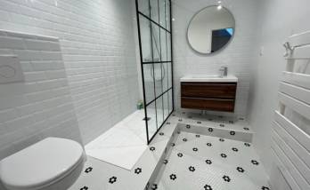 La salle de bain rénovée avec sa paroi de douche