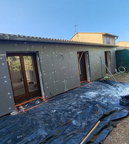 Pose d'une isolation extérieure lors d'une rénovation énergétique de maison - Valence 26000
