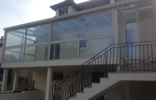 Escalier pour accéder à une véranda en aluminium