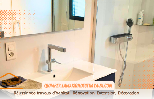 La salle de bain dispose d'une grande douche à l’italienne, avec un receveur plat pour un accès facile et un design épuré. La paroi en verre transparent permet d'agrandir visuellement l'espace tout en offrant un confort moderne aux utilisateurs.