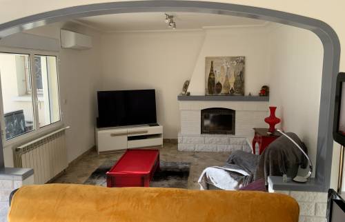 Salon avant la rénovation d’une maison de ville à La Grand-Combe (30110)