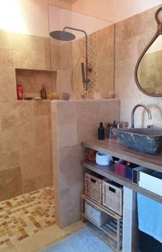 Salle d’eau rénovée en travertin