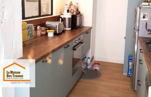 Aménagement intérieur à Agen : Cuisine équipée rénovée avec rangements sur mesure, plan de travail chaleureux et électroménager intégré. Une réalisation à Agen.