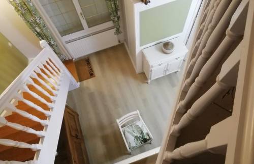 escalier peint blanc