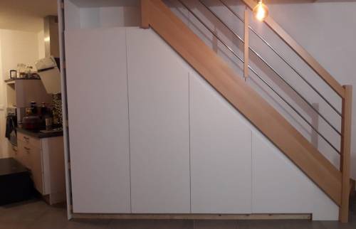 Vue de l'escalier fini avec ses rangements