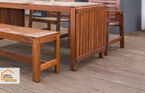 Détail des lames composites utilisées pour cette terrasse entre Brax et Agen, un revêtement apprécié pour sa résistance et son faible entretien.