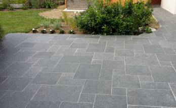 terrasse dalles en granit gris joins mortier blanc à Pleyben (29190)