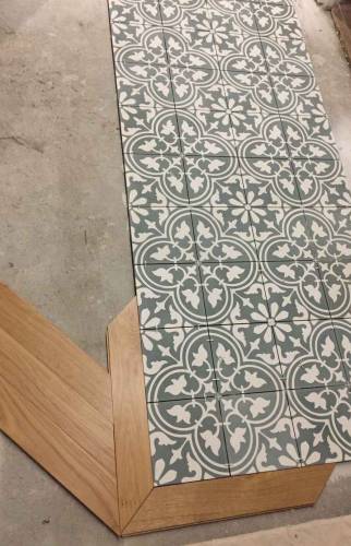 calepinage et pose du parquet autour des carreaux de ciment