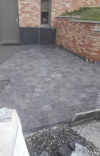 Mise en place pavés bétons carrés sur mortier derrière entrepôt à Nanteuil-Lès-Meaux (77100)