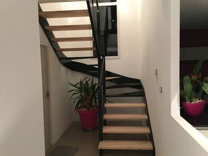 Pose d'un escalier contemporain