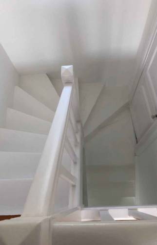 Repeindre en blanc son escalier en bois à Trouville