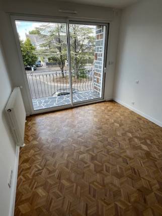 Pose de parquet vitrifié dans une suite parentale de maison rénovée - Nantes 44