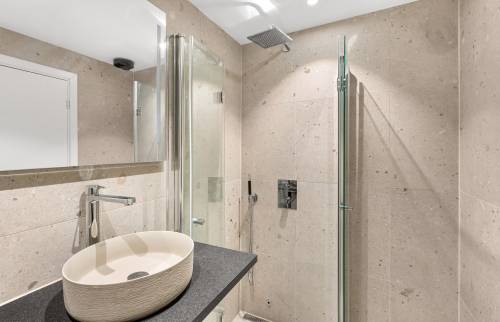 Salle d'eau moderne avec robinetterie Ciel de Pluie en remplacement salle de bain avec baignoire à Villenoy (77124)