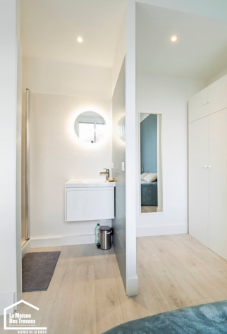 Salle de bain privative et dressing dans la suite parentale