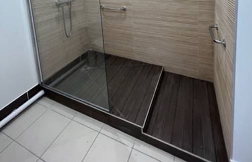Carrelage dans la douche à l'italienne