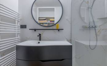 Fontaines Sur Saône (69270) : Rénovation complète d'une salle de bains avec l'alliance réussie du carrelage effet marbre et du noir