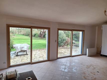 Installation de baies vitrées coulissantes en alu et bois - Les Moutiers-en-Retz 44760