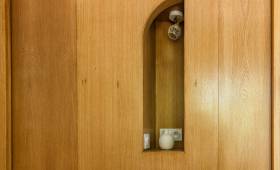 Niche décorative et pratique au-dessus du canapé-lit gris